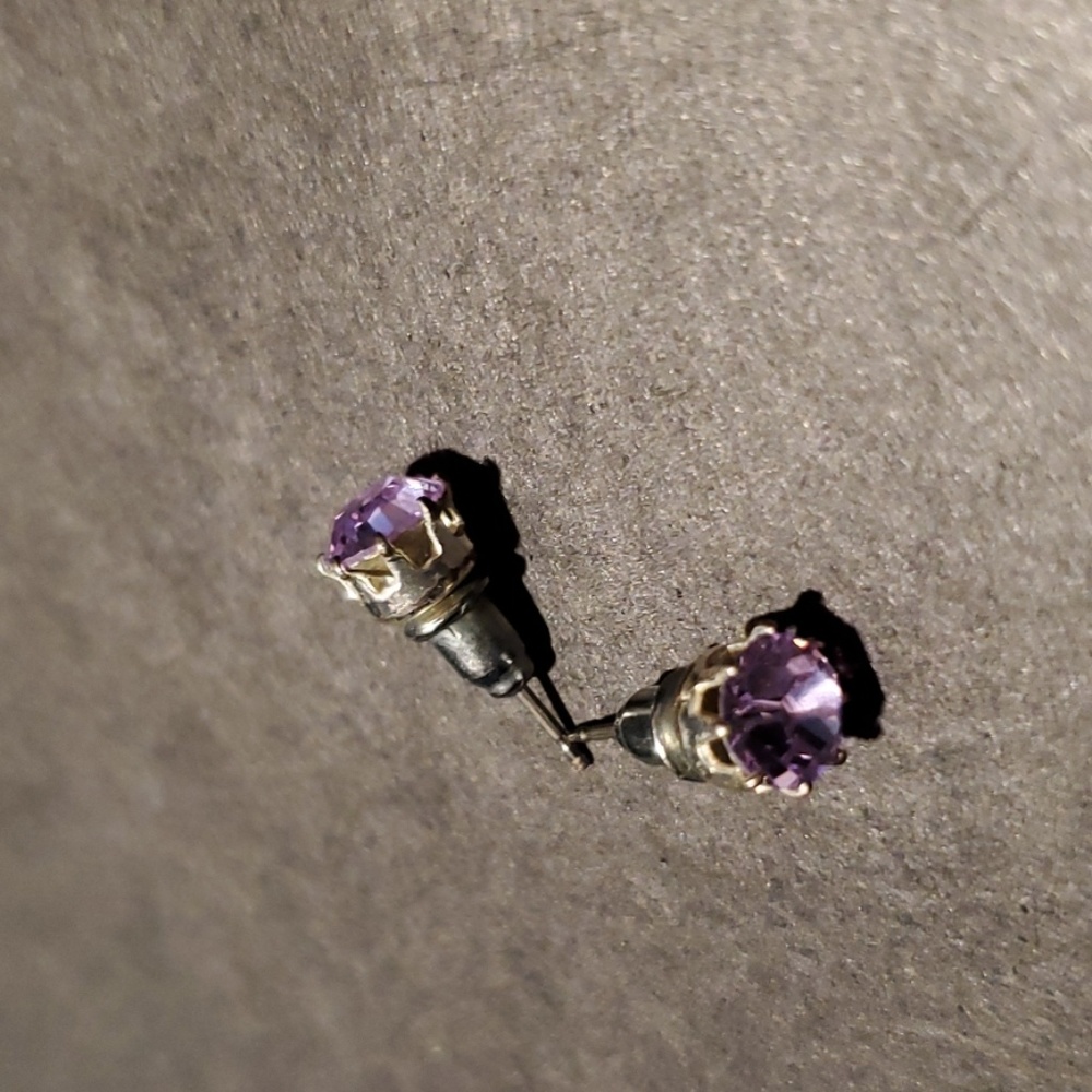 Light violet studs - Picture 3 of 3